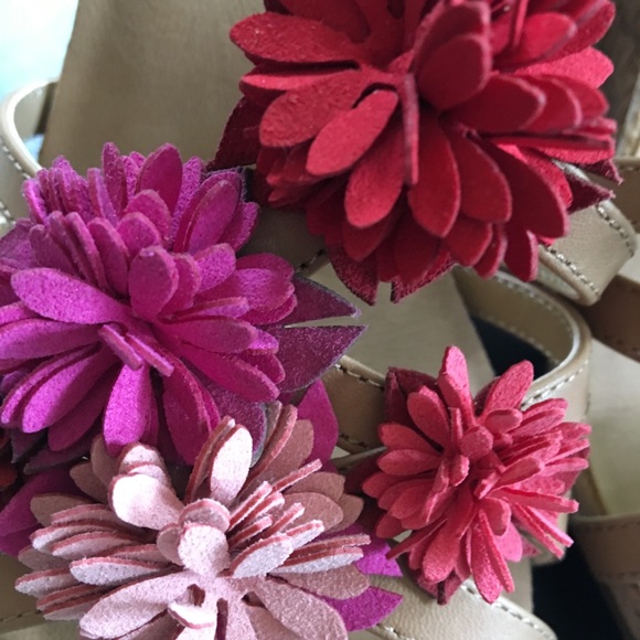 Tahari Favor leather flower sandal SIZE 7-1/2m - Picture 3 of 7